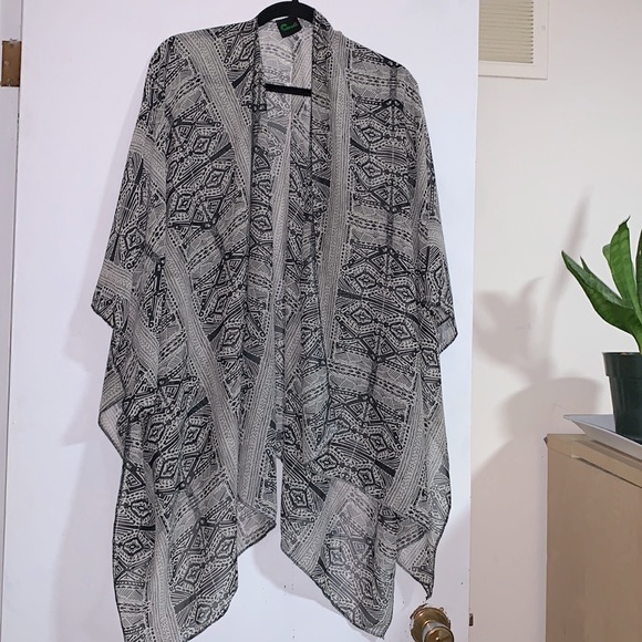 Grato shawl - Picture 1 of 4